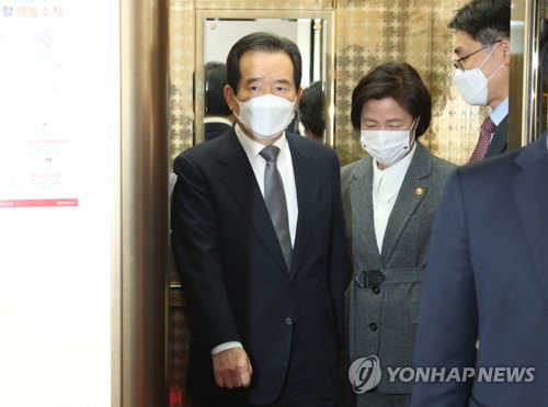 국무회의 참석하는 정세균 총리  = 정세균 국무총리가 1일 정부서울청사에서 열린 국무회의에 추미애 법무부 장관과 함께 참석하고 있다. 2020.12.1