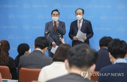 국회 예산결산특별위원회의 더불어민주당 박홍근 간사(왼쪽)와 국민의힘 추경호 간사가 1일 국회 소통관에서 2021회계연도 예산안 처리를 위한 합의문을 발표한 뒤 취재진과 인터뷰하고 있다. 2020.12.1