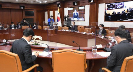 홍남기 부총리 겸 기획재정부 장관이 12월 3일 서울 광화문 정부서울청사에서 열린 '제5차 혁신성장 전략회의'를 주재, 모두발언을 하고 있다.