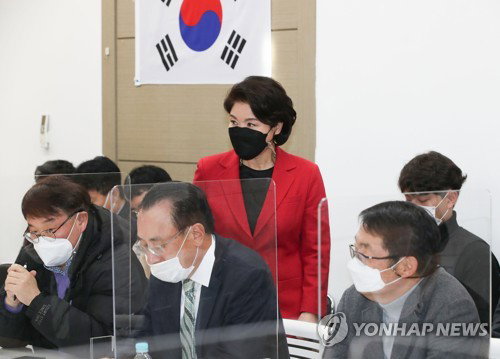 마포포럼 참석하는 조은희 서초구청장 / 조은희 서초구청장이 3일 오후 서울 마포구 마포현대빌딩에서 열린 '더 좋은 세상으로(마포포럼)' 정례 세미나에 참석하고 있다. 2020.12.3