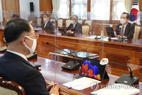 정세균 국무총리가 15일 정부서울청사에서 열린 코로나19 백신 치료제 상황점검회의를 주재하며 발언하고 있다. 2020.12.15