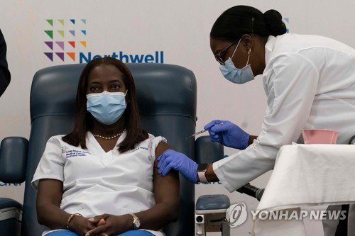미국에서 첫 백신 접종받는 샌드라 린지 간호사 코로나19 치료제 신종 코로나바이러스 감염증 주사 