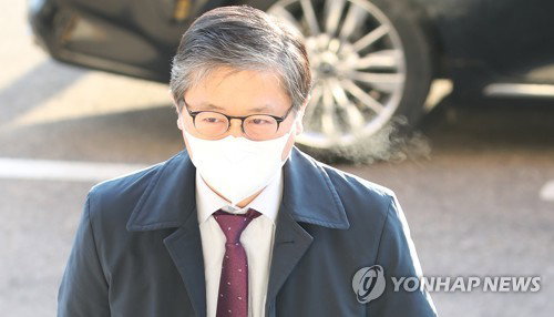 변창흠 국토교통부 장관 후보자가 21일 오전 정부과천청사 서울지방국토관리청에 마련된 청문회 준비 사무실에 출근하고 있다. 2020.12.21