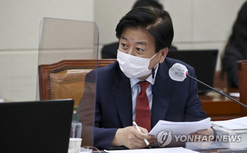  더불어민주당 노웅래 의원이 14일 국회 환경노동위원회에서 열린 중앙환경분쟁조정위원회&middot;국립환경과학원 등 국정감사에서 질의하고 있다. 2020.10.14
