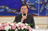 문 대통령 "특별히 늦지않게 백신 접종…잘 준비하고 있다“