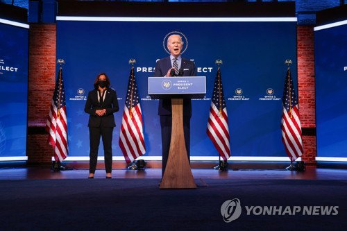 외교정책 화상회의 마치고 연설하는 바이든 () 조 바이든 미국 대통령 당선인이 28일(현지시간) 카멀라 해리스 부통령 당선인과 함께 델라웨어주 윌밍턴에 있는 대통령직 인수위원회에서 외교정책 화상회의에 참석한 뒤 연설하고 있다.