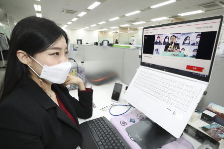 KT는 4일 광화문 KT 이스트빌딩에서 구현모 대표와 최장복 노조위원장이 참석한 가운데 직원들과 &lsquo;라이브 랜선 신년식&rsquo;을 개최했다고 밝혔다. KT 직원이 KT 사내방송으로 2021 라이브 랜선 신년식을 시청하고 있다. 신년식은 KT그룹 사내방송인 KBN을 통해 그룹의 모든 임직원들에게 생중계됐다.