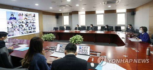 유은혜 사회부총리 겸 교육부 장관이 4일 오전 세종시 정부세종청사에서 비대면 온라인으로 진행된 시무식에서 신년사를 하고 있다. 2021.1.4