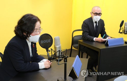 공정위원장과 김봉진 의장 배민방송 시연 () 백승렬 기자 = 조성욱 공정거래위원장(왼쪽)과 김봉진 ㈜우아한형제들 의장이 22일 오후 서울시 송파구 배민아카데미 스튜디오에서 방송촬영 시연을 하고 있다. 2021.1.22 