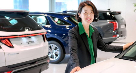 현대자동차가 2020년 전국 판매 우수자 10명의 명단을 공개하며, 수원서부지점 곽경록 영업부장(만 53세)이 2020년 최다 판매 직원에 선정됐다고 1일(월) 밝혔다.