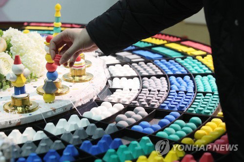   () 강민지 기자 = 9일 서울 강남구 코엑스에서 열린 '제19회 서울디자인페스티벌'에서 참관객이 향수 조향을 위한 오브제를 쌓아올리고 있다. 2020.12.9