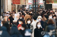사회적 거리두기 완화되자 은행·유통업계 영업시간 확대...서울 대중교통 운행감축 완화
