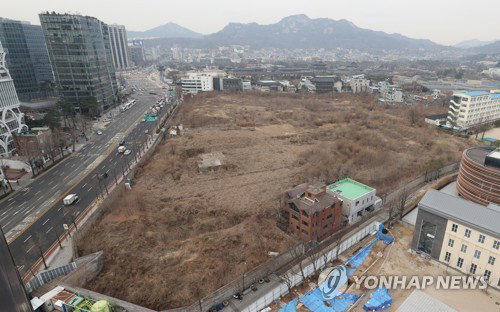 서울 종로구 송현동 대한항공 사유지 매각  3일 오후 서울 종로구 송현동 대한항공 부지 모습. 2021.3.4