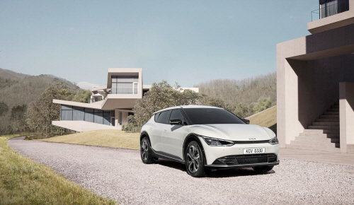 기아 신규 디자인 철학을 적용한 첫 전용 전기차 'EV6' 내&middot;외장 디자인 공개