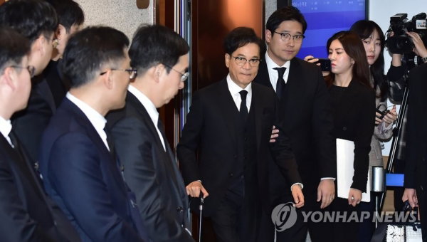 ▲2020년 1월 20일 이재현 CJ그룹 회장이 서울 송파구 서울아산병원 장례식장에 마련된 고 신격호 롯데그룹 명예회장을 조문하기 위해 빈소에 들어서는 모습.<사진=연합뉴스>​
