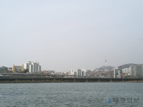 중국 황사 뒤덮인 봄날
