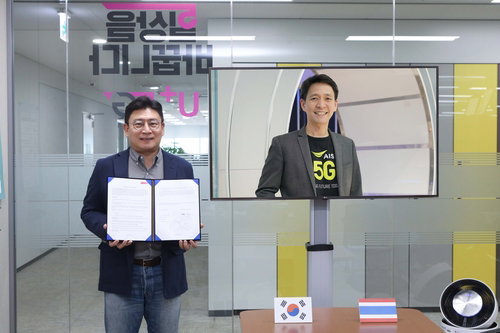 LGU , 태국에 5G 솔루션&middot;콘텐츠 수출 최윤호 LG유플러스 XR서비스사업담당(상무)가 태국 AIS 프라따나 릴라파낭 소비자사업최고책임자와 화상회의에서 5G 수출계약을 체결하고 있는 모습.