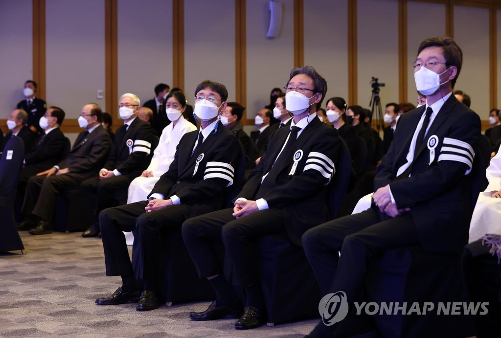 

▲맨 오른쪽이 신동익 메가마트 부회장<사진=연합뉴스>
