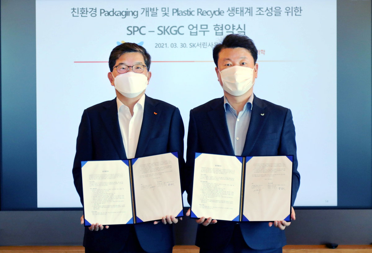 
▲30일 서울 종로구 SK서린사옥에서 열린 'SPC팩-SPC종합확 친환경 포장재 개발 업무협약식'에서 SK종합화학 나경수 사장(사진 왼쪽)과 SPC팩 김창대 대표(오른쪽)가 기념촬영을 하고 있다.