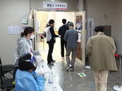 [포토] 사회적 거리두기 속 재보궐선거 사전투표