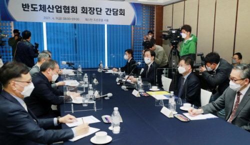 산업통상자원부는 9일 서울 웨스틴조선호텔 라일락룸에서 '반도체산업협회 회장단 간담회'를 열고 반도체 산업 주요 현안에 대해 의견을 교환했다. (사진=)