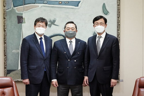 무역협회 구자열 회장(가운데)과 청와대 이호승 정책실장(오른쪽), 안일환 경제수석(왼쪽)이 14일 삼성동 트레이드타워에서 만나 무역&middot;통상현안을 논의했다. 