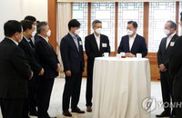 문대통령 "글로벌 반도체 공급망 주도해야"