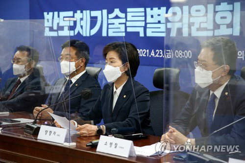 더불어민주당 양향자 반도체기술특위원장(오른쪽 두번째)이 23일 서울 여의도 국회 의원회관에서 열린 반도체기술특별위원회 출범식 및 1차회의에서 발언하고 있다. 2021.4.23