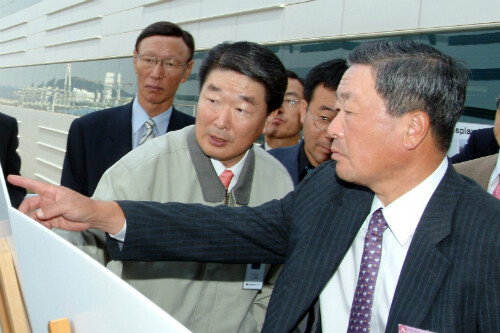 2005년 9월27일 LG필립스LCD 파주공장 현장에서 구본준 당시 LG필립스 LCD 부회장(사진 가운데)이 구본무 LG 회장에게 파주공장 건설현황을 놓고 설명하고 있다.  