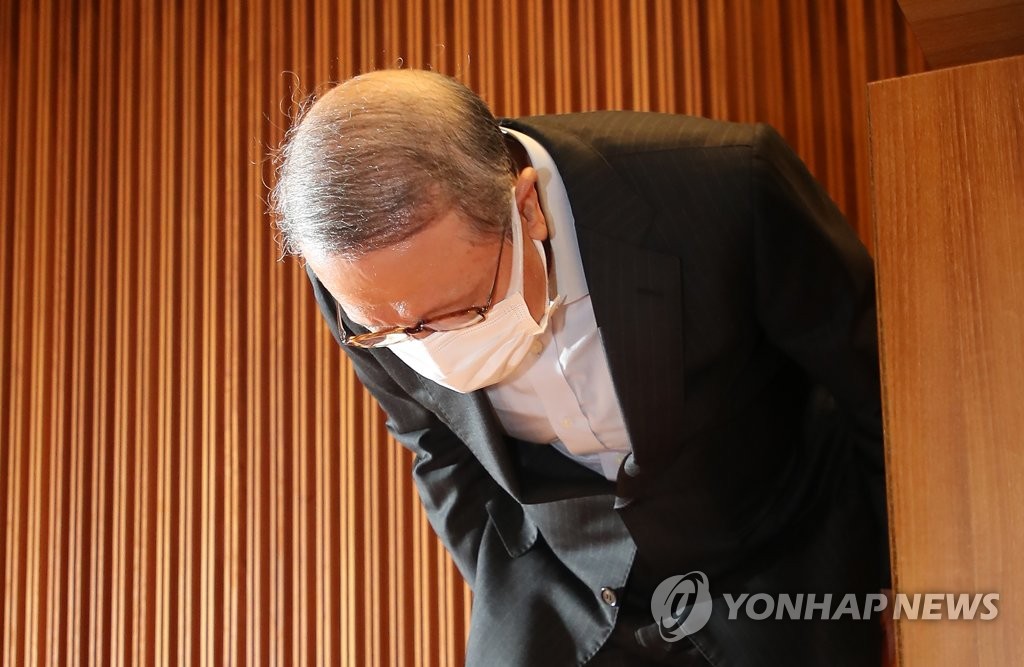 

▲ 4일 오전 서울 강남구 남양유업 본사에서 최근 자사 유제품 '불가리스'가 코로나19 억제 효과가 있다는 발표로 빚어진 논란과 관련해 대국민 사과를 하고 있는 홍원식 회장.(사진=연합뉴스)