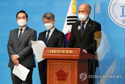  더불어민주당 이용우 의원 등이 7일 오전 서울 여의도 국회 소통관에서 '가상자산업법 제정안발의 기자회견을 하고 있다.     '가상자산업법'은 투자 피해가 속출하고 있는 가상통화 산업에서 불공정한 거래 행위가 나오면 손해배상과 몰수&middot;추징까지 할 수 있게 해 투자자를 보호하겠다는 것이 핵심이다. 왼쪽부터 더불어민주당 박홍근, 민형배, 이용우 의원. 2021.5.7 