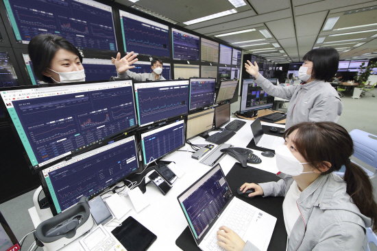 KT는 인공지능에 기반으로 둔 ‘미디어 플랫폼 AI 관제 시스템’을 국내 최초로 상용화했다고 13일 밝혔다. 서울 영등포구 kt미디어센터에서 연구원들이 미디어 플랫폼을 관제하는 모습 KT는 인공지능에 기반으로 둔 ‘미디어 플랫폼 AI 관제 시스템’을 국내 최초로 상용화했다고 13일 밝혔다. 서울 영등포구 kt미디어센터에서 연구원들이 미디어 플랫폼을 관제하는 모습