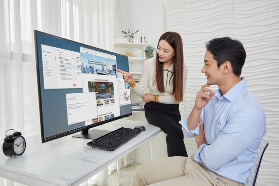 삼성전자 모델이 삼성 스마트 모니터 M7 43형 UHD 신제품을 소개하고 있다. M7은 타이젠 OS 기반의 스마트 허브가 탑재됐으며 와이파이로 인터넷과 연결돼 별도 PC 연결 없이도 업무와 학습 등 다양한 콘텐츠 서비스를 즐길 수 있는 신개념 제품이다.