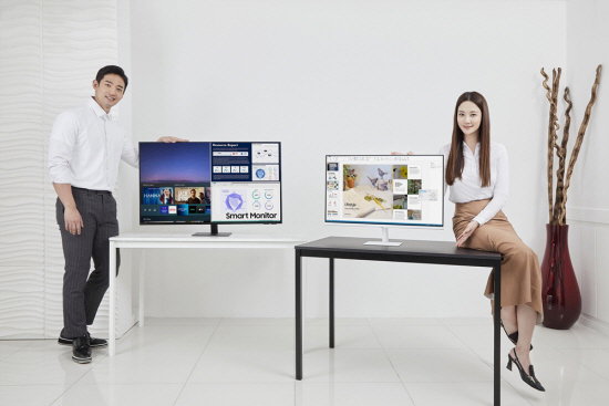 삼성전자 모델이 삼성 스마트 모니터 M7 43형 UHD와 M5 32형 FHD 화이트 에디션 신제품을 소개하고 있다. 삼성 스마트 모니터는 타이젠 OS 기반의 스마트 허브가 기본 탑재됐으며 와이파이로 인터넷과 연결돼 별도 PC 연결 없이도 업무와 학습 등 다양한 콘텐츠 서비스를 즐길 수 있는 신개념 제품이다.