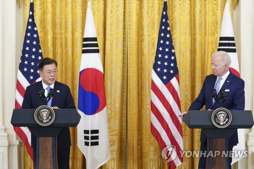 한미정상, 정상회담 후 공동기자회견 문재인 대통령과 조 바이든 미국 대통령이 지난 21일 오후(현지시간) 백악관에서 정상회담 후 공동기자회견을 하고 있는 모습 한미정상, 정상회담 후 공동기자회견 문재인 대통령과 조 바이든 미국 대통령이 지난 21일 오후(현지시간) 백악관에서 정상회담 후 공동기자회견을 하고 있는 모습
