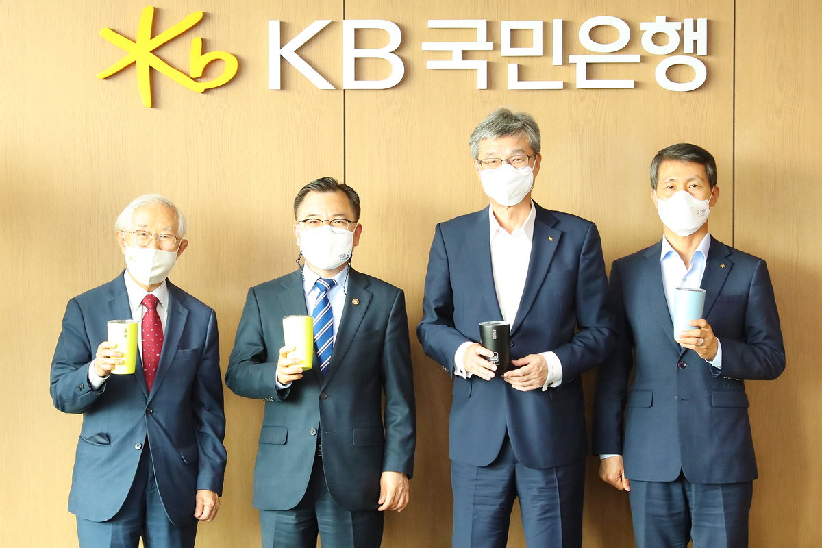 
▲(왼쪽부터) 손봉호 푸른아시아 이사장, 홍정기 환경부 차관, 허인 KB국민은행장, 박성수 KB국민카드 부사장