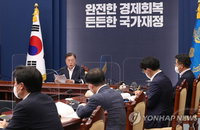 문대통령 "내년까진 확장재정 기조 유지해야"