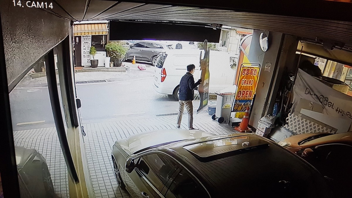 



▲하이트진로의 오비맥주 홍보물 무단 수거 사건과 관련, 오비맥주가 입수해 경찰에 증거로 제출한 CCTV 영상 일부. 정체 불명의 사람이 식당 앞에 승합차를 세운 뒤 오비맥주 '한맥' 입간판을 무단으로 수거해 트렁크에 실고 있다.