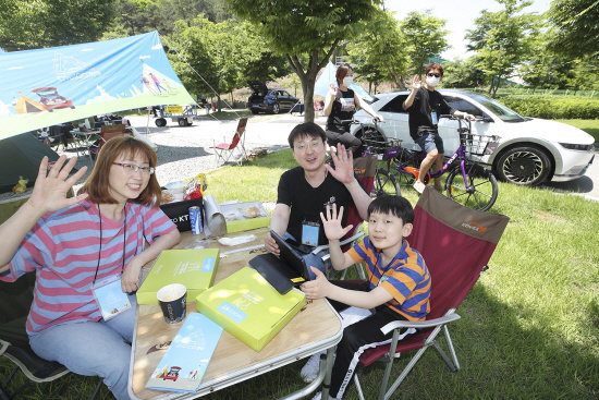 KT 는 한국관광공사, 안성시와 함께 전기차로 차박 캠핑을 즐기며 KT의 각종 디지털플랫폼 서비스를 체험할 수 있는 &lsquo;디지코(DIGICO) 캠핑&rsquo; 두 번째를 진행했다고 밝혔다