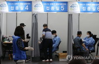 AZ백신 접종연령 상향되나. "위험-이득 분석 결과 내주 발표"