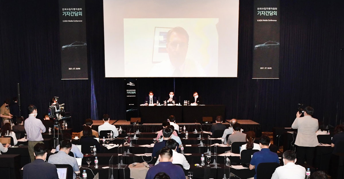 

▲6일 오전 서울특별시 중구 밀레니엄 힐튼 서울 그랜드볼룸에서 진행된 한국수입자동차협회 기자간담회에 토마스 클라인(메르세데스-벤츠 코리아 사장) 부회장은 온라인으로 참가했다.