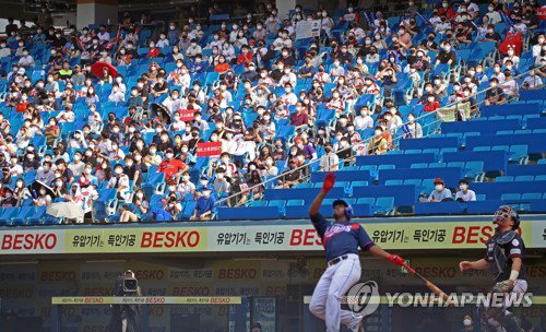 11일 오후 대구 삼성라이온즈파크에서 열린 '2021 프로야구 신한은행 SOL KBO리그' 삼성 라이온즈와 롯데 자이언츠의 경기, 경기장을 찾은 많은 팬들이 관중석을 메우고 있다. 2021.7.11 11일 오후 대구 삼성라이온즈파크에서 열린 '2021 프로야구 신한은행 SOL KBO리그' 삼성 라이온즈와 롯데 자이언츠의 경기, 경기장을 찾은 많은 팬들이 관중석을 메우고 있다. 2021.7.11