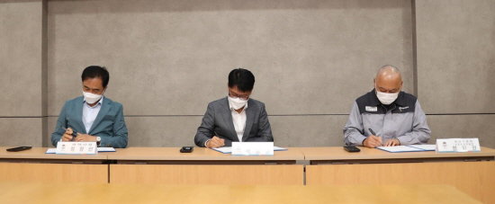  9천억원 부지 팔아 유동성 확보&hellip;평택 내 대체 공장 신설  = 쌍용자동차가 42년 만에 경기 평택에 있는 공장 용지를 매각하고 이전하기로 했다. 쌍용차 평택 공장 쌍용차 평택 공장 [연합뉴스]  경기 평택시는 정용원 쌍용차 법정관리인, 정일권 노조위원장이 참석한 가운데 '쌍용차 평택공장 이전&middot;개발사업' 업무협약을 체결했다고 10일 밝혔다.  협약에 따라 쌍용차는 현 공장 용지를 매각한 뒤 평택 내 다른 곳으로 대체 공장을 새로 지어 이전한다.   평택
