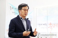 김동연도 출마 채비…文정부 고위직, 野잠룡 하이패스?
