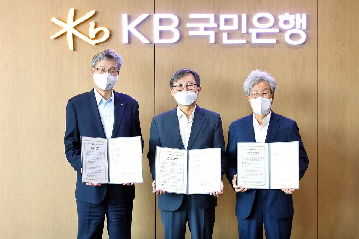 

▲지난 15일 KB국민은행 여의도 본점에서 '수소경제 발전 및 육성을 위한 업무 협약' 체결식이 진행됐다. (왼쪽부터) 허인 KB국민은행장, 문재도 수소융합얼라이언스 회장, 김수보 엔지니어링공제조합 이사장