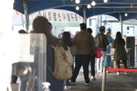 직장·병원·체육시설 코로나19 집단감염…현 거리두기 이달말까지 유지