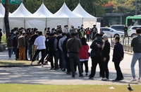 코로나19 신규확진자 사흘째 2000명대…전면등교 앞두고 학생 확진 최다