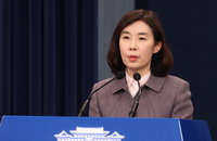 청와대 "전두환 전 대통령 명복빈다…역사문제 사과 안해 유감"