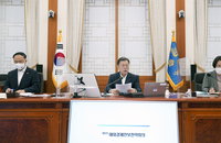 문대통령 "우크라이나 사태 대처…실물경제·금융시장 불확실성 줄여야"