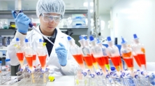 SK바이오사이언스 연구원이 백신 개발을 위한 R&D를 진행하고 있다. 
